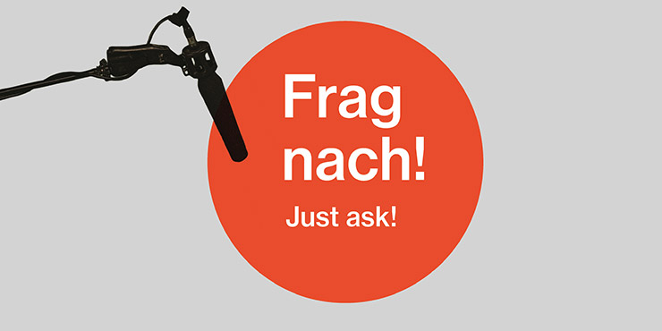 Grafik, roter Kreis mit Schriftzug „Frag nach, Just ask!“, Hintergrund grau  