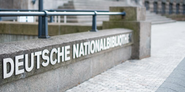 Schriftzug "Deutsche Nationalbibliothek" am Bibliotheksgebäude in Leipzig 