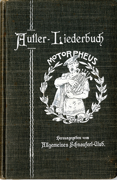 Vorderdeckel, darauf dargestellt der Sänger Orpheus als „Motorpheus“ in antiker Gewandung, mit seiner Lyra und einer modernen Chauffeursmütze. Vorderdeckel, darauf dargestellt der Sänger Orpheus als „Motorpheus“ in antiker Gewandung, mit seiner Lyra und einer modernen Chauffeursmütze.