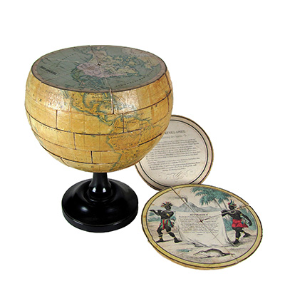 Didaktisches Globusspiel mit 17 cm Durchmesser von ca. 1857. Der Globus ist in Schichten aufgebaut, die wie eine Torte zerteilt sind.